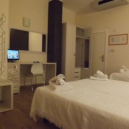 Hotel Aurora Misano Adriatico Camera foto