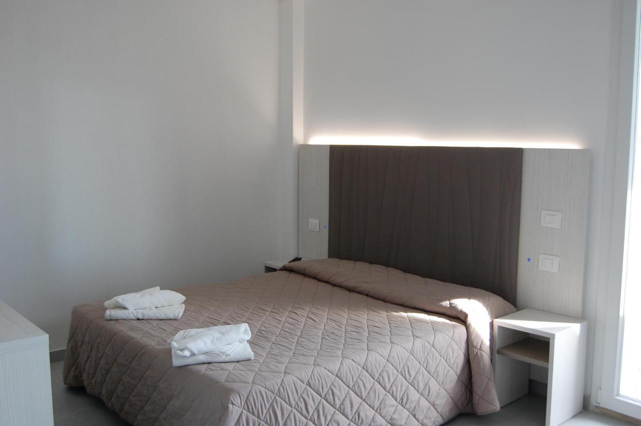Hotel Aurora Misano Adriatico Esterno foto