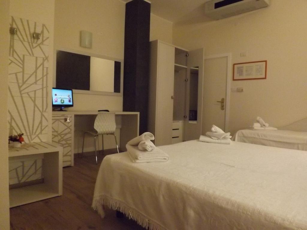 Hotel Aurora Misano Adriatico Camera foto