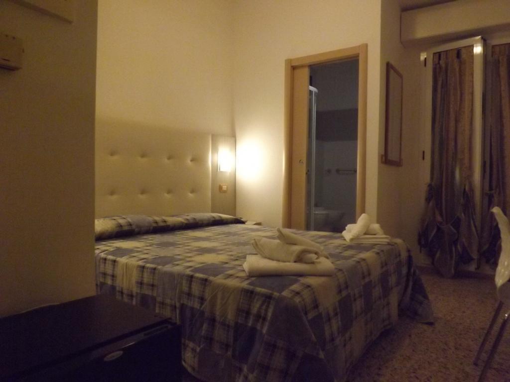 Hotel Aurora Misano Adriatico Camera foto
