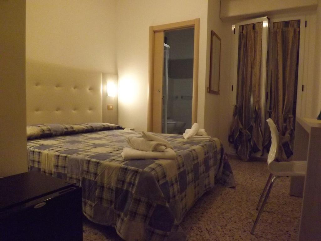 Hotel Aurora Misano Adriatico Camera foto